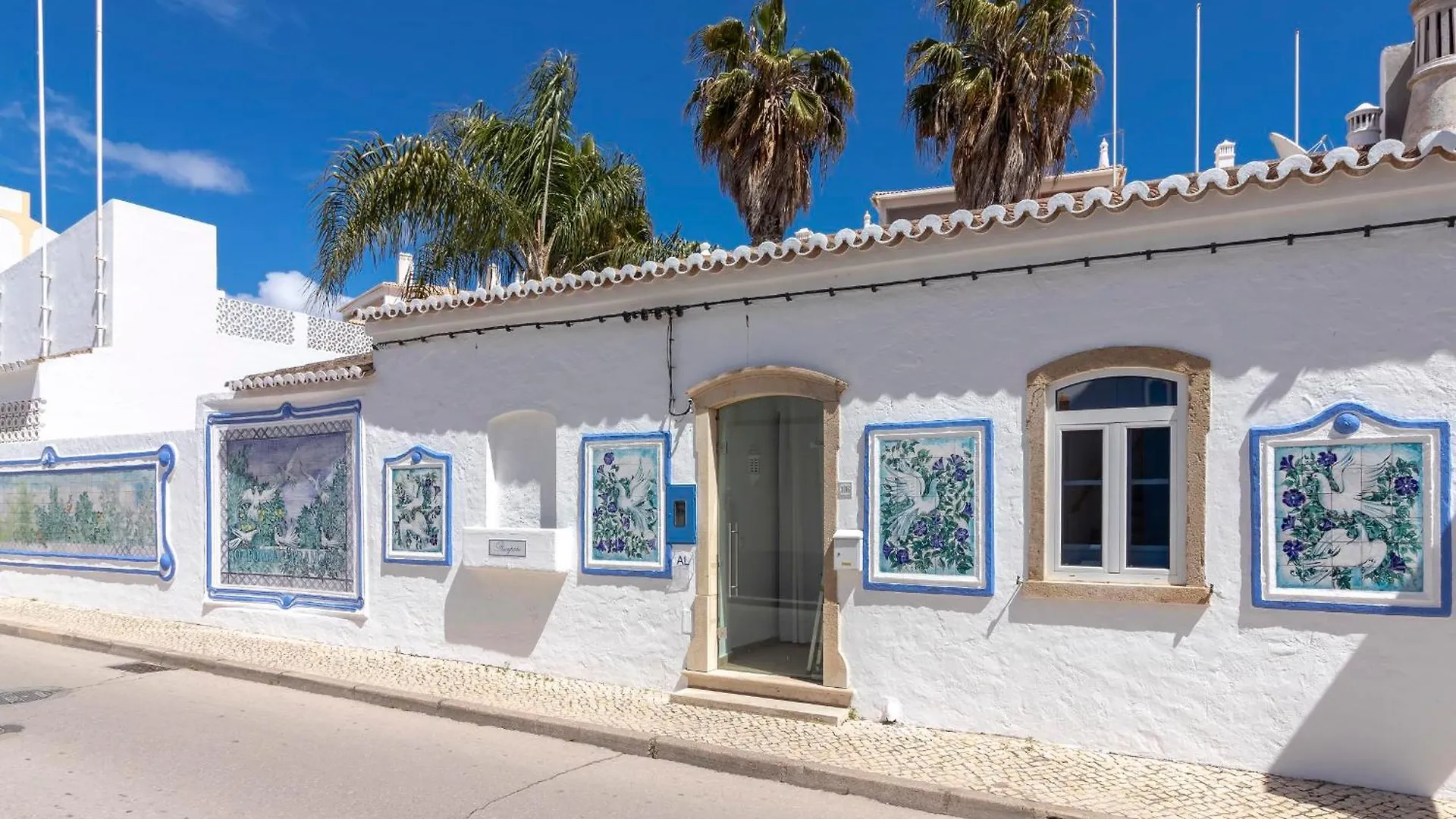 Villa Oasis Hidden Gem Heart Of Village Pool Courtyard Carvoeiro  Portugal